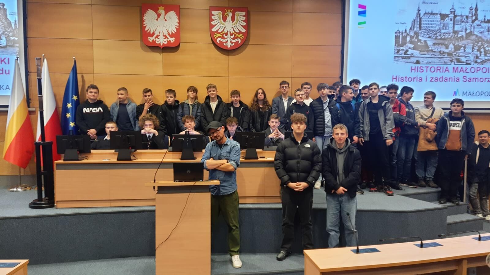 grupa uczniów wraz z prowadzącym zajęcia