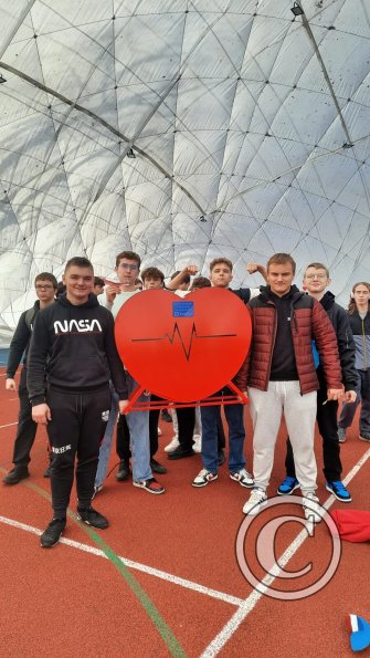 uczniowie naszej szkoły uczestniczący w Mistrzostwach pokazują otrzymany pojemnik w kształcie serca