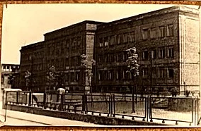 Początki szkoły — Archiwalne ujęcie budynku szkolnego. Fotografia z gabloty szkolnej.