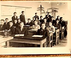 Pierwsze pokolenia — Uczniowie podczas lekcji. Fotografia z gabloty szkolnej.