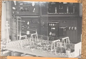 Dawne laboratorium — Pracownia techniczna i aparatura. Fotografia z gabloty szkolnej.