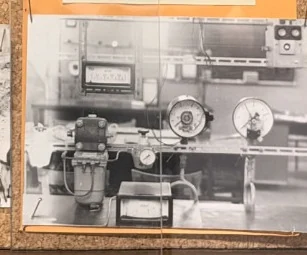 Technika sprzed lat — Urządzenia wykorzystywane podczas nauki zawodu. Fotografia z gabloty szkolnej.