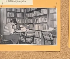 Szkolna biblioteka — Czytelnik w bibliotece. Fotografia z gabloty szkolnej.
