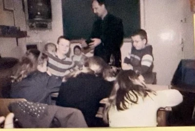 Lekcja w praktyce — Uczniowie podczas zajęć. Fotografia z gabloty szkolnej.