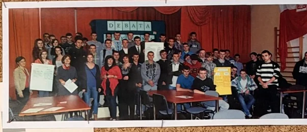 Szkoła z klasą 2.0 — Szkolny projekt z udziałem uczniów. Fotografia z gabloty szkolnej.