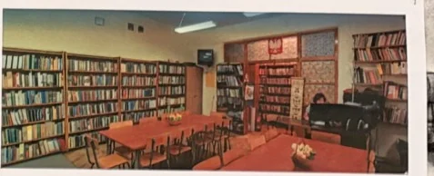 Szkolna biblioteka — Wnętrze biblioteki widoczne na szkolnej gablocie. Fotografia z gabloty szkolnej.