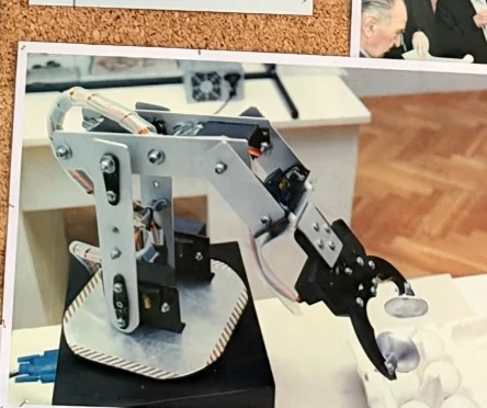 Własne prace techniczne — Uczniowskie konstrukcje prezentowane na konkursie MKWPT. Fotografia z gabloty szkolnej.