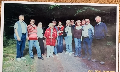 Szkolne koło SEP — Pamiątkowe zdjęcia członków koła. Fotografia z gabloty szkolnej.